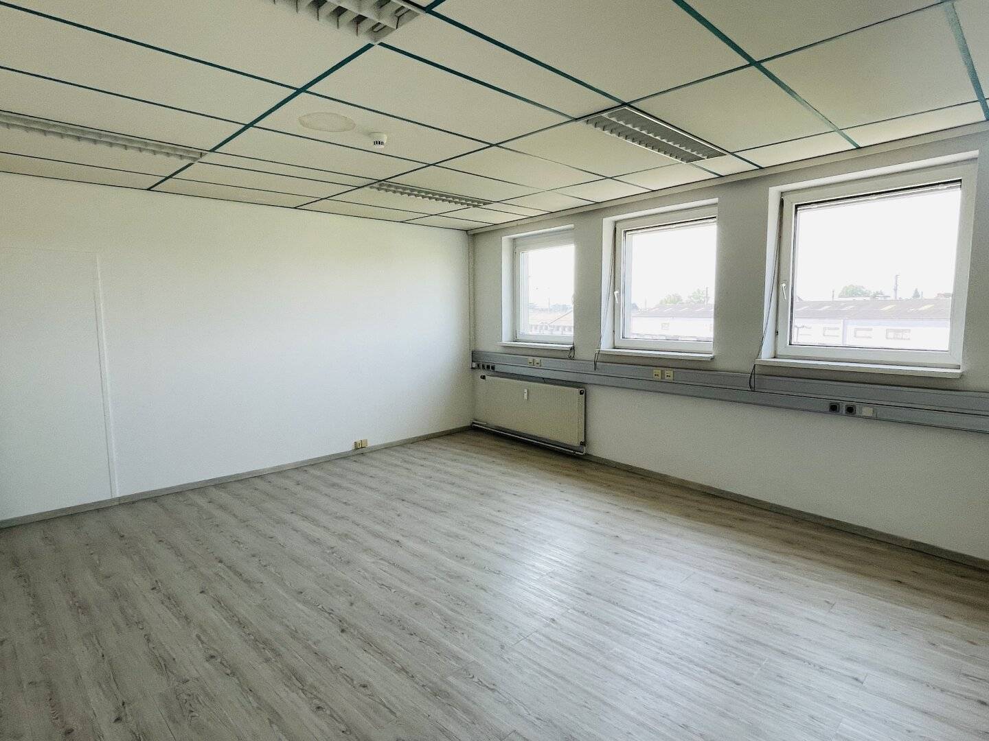 Bright office spaces with flexible room layout and well connected location Salzburg North