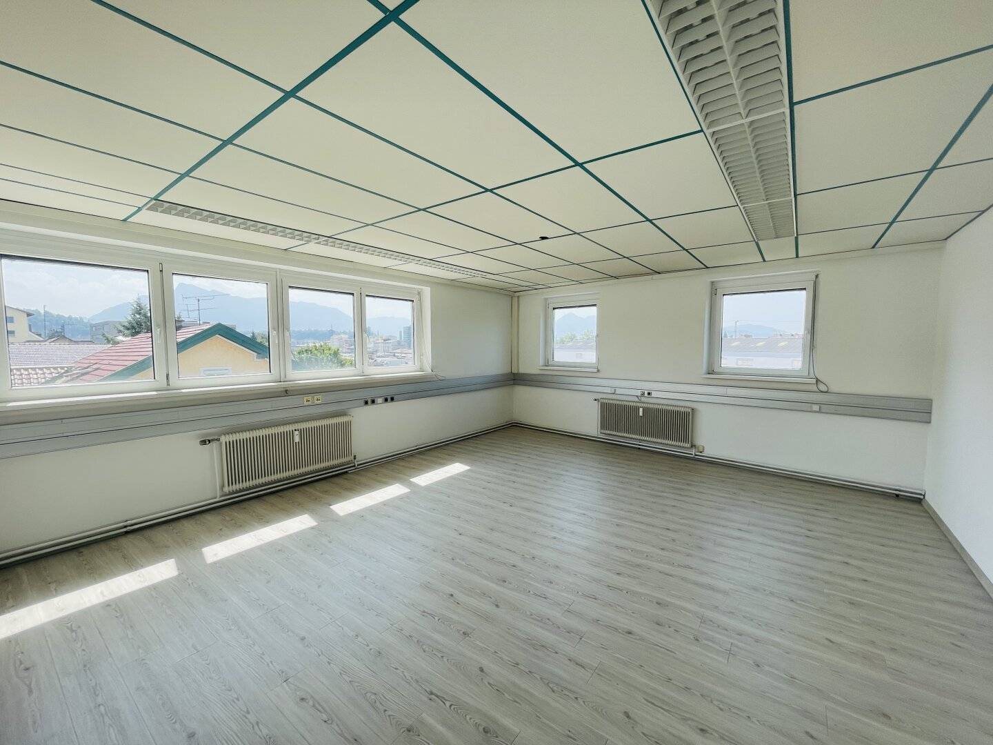 Bright office spaces with flexible room layout and well connected location Salzburg North