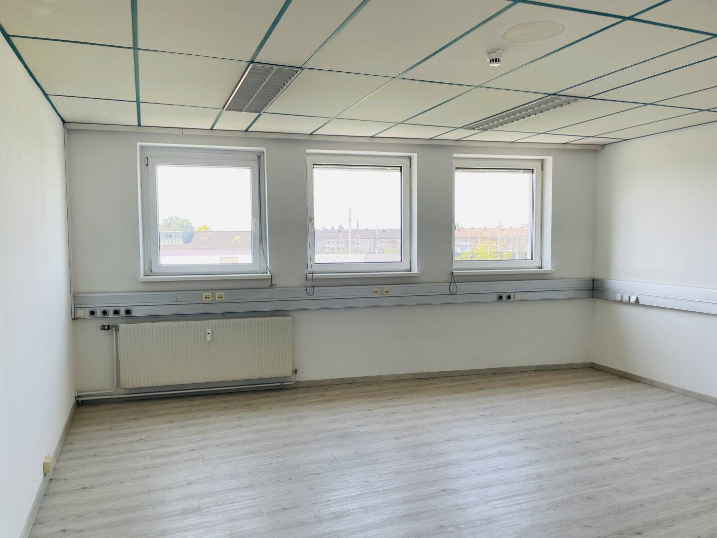 Bright office spaces with flexible room layout and well connected location Salzburg North