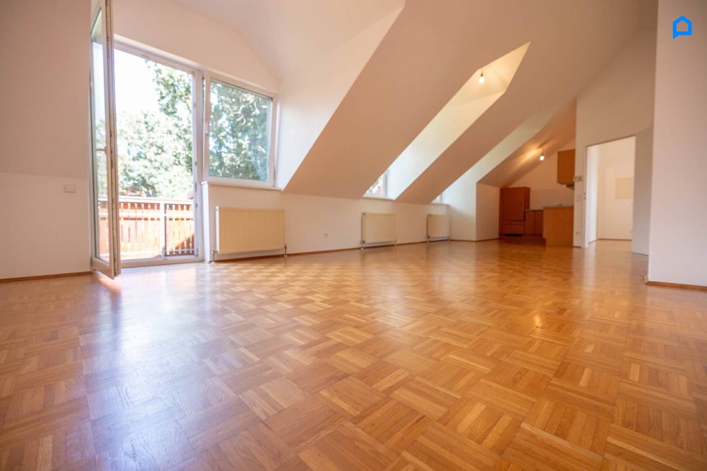 Wohnen nahe Oberlaa – helle 3-Zimmer-Wohnung mit riesigem Wohnbereich 36 m² Wohnküche und 7,8 m² Balkon + grüner Innenhof,  1. OG, Dachgeschoss