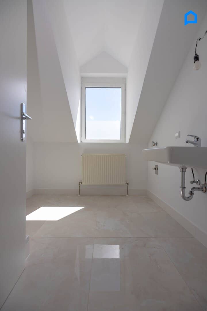 Wohnen nahe Oberlaa – helle 3-Zimmer-Wohnung mit riesigem Wohnbereich 36 m² Wohnküche und 7,8 m² Balkon + grüner Innenhof,  1. OG, Dachgeschoss