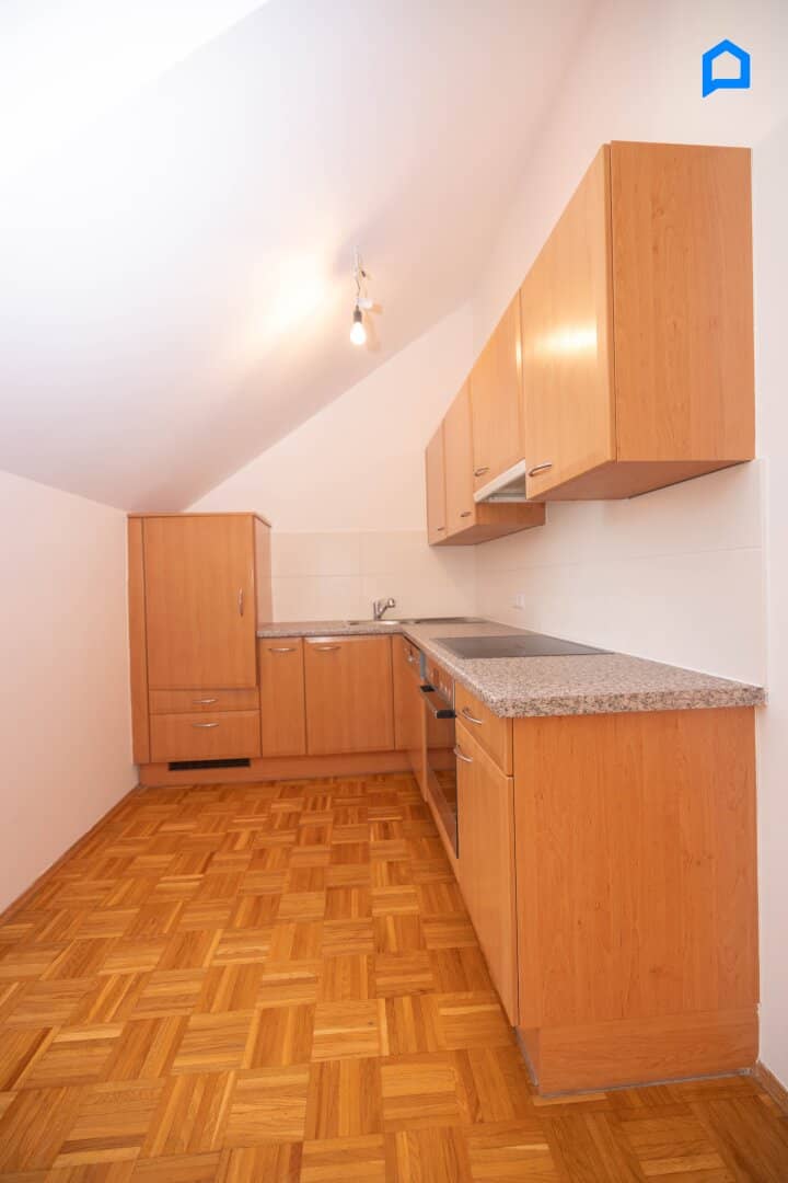 Wohnen nahe Oberlaa – helle 3-Zimmer-Wohnung mit riesigem Wohnbereich 36 m² Wohnküche und 7,8 m² Balkon + grüner Innenhof,  1. OG, Dachgeschoss