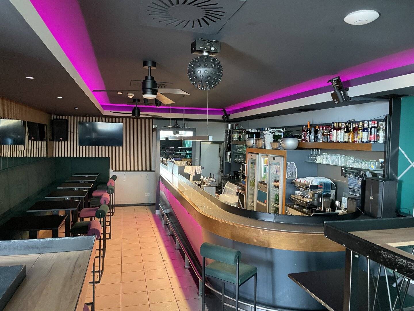 Bar/Café - Highway On Ramp Salzburg Nord