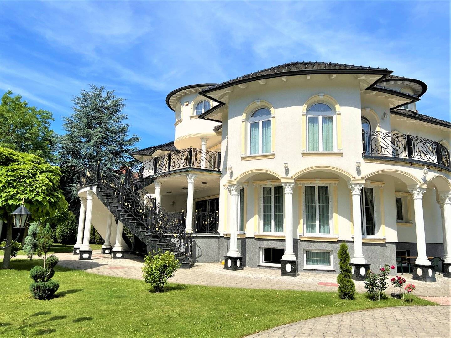 Luxury with Feel-Good Factor - Exclusive Villa with Dream View