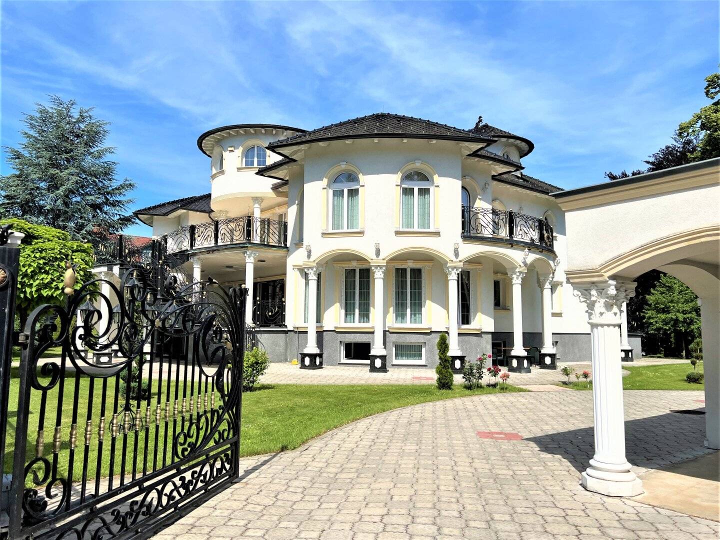 Luxury with Feel-Good Factor - Exclusive Villa with Dream View