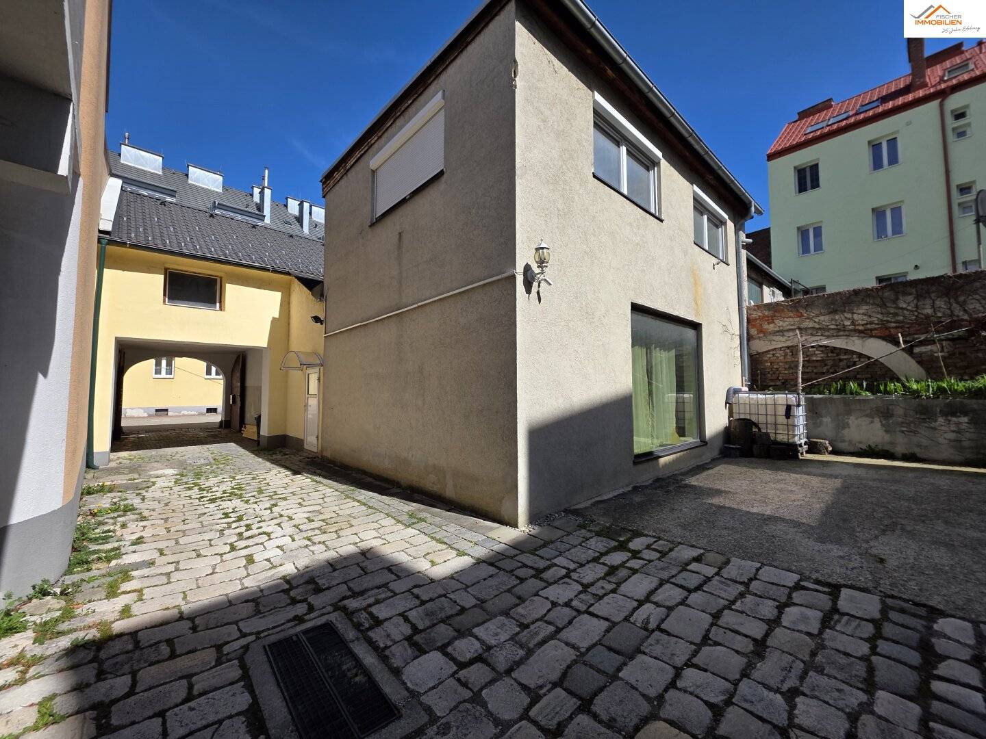 Geschäftshaus in Bestlage von Wiener Neustadt – Innenstadt, große Verkaufsfläche & Parkplätze im Innenhof