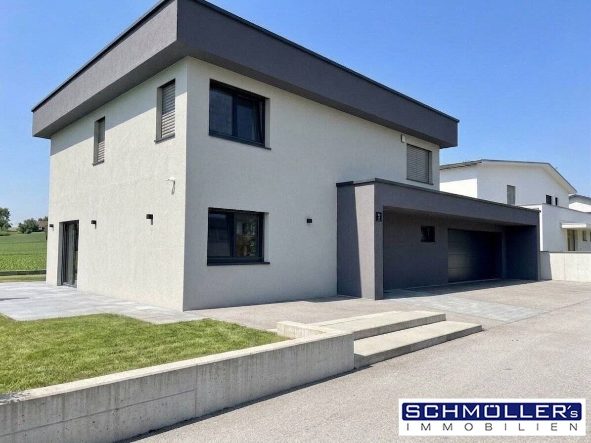 Modernes Einfamilienhaus mit Pool und Sommerhaus in Ruhelage
