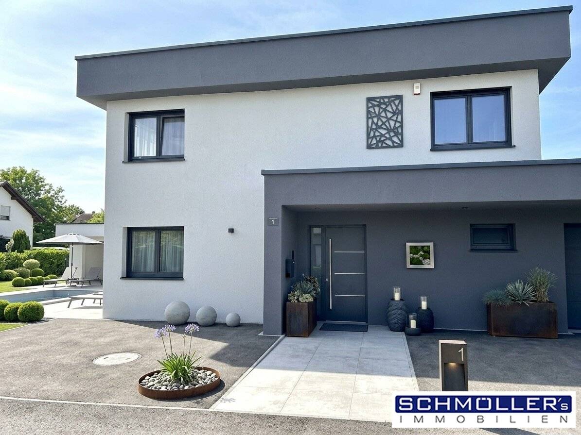 Modernes Einfamilienhaus mit Pool und Sommerhaus in Ruhelage