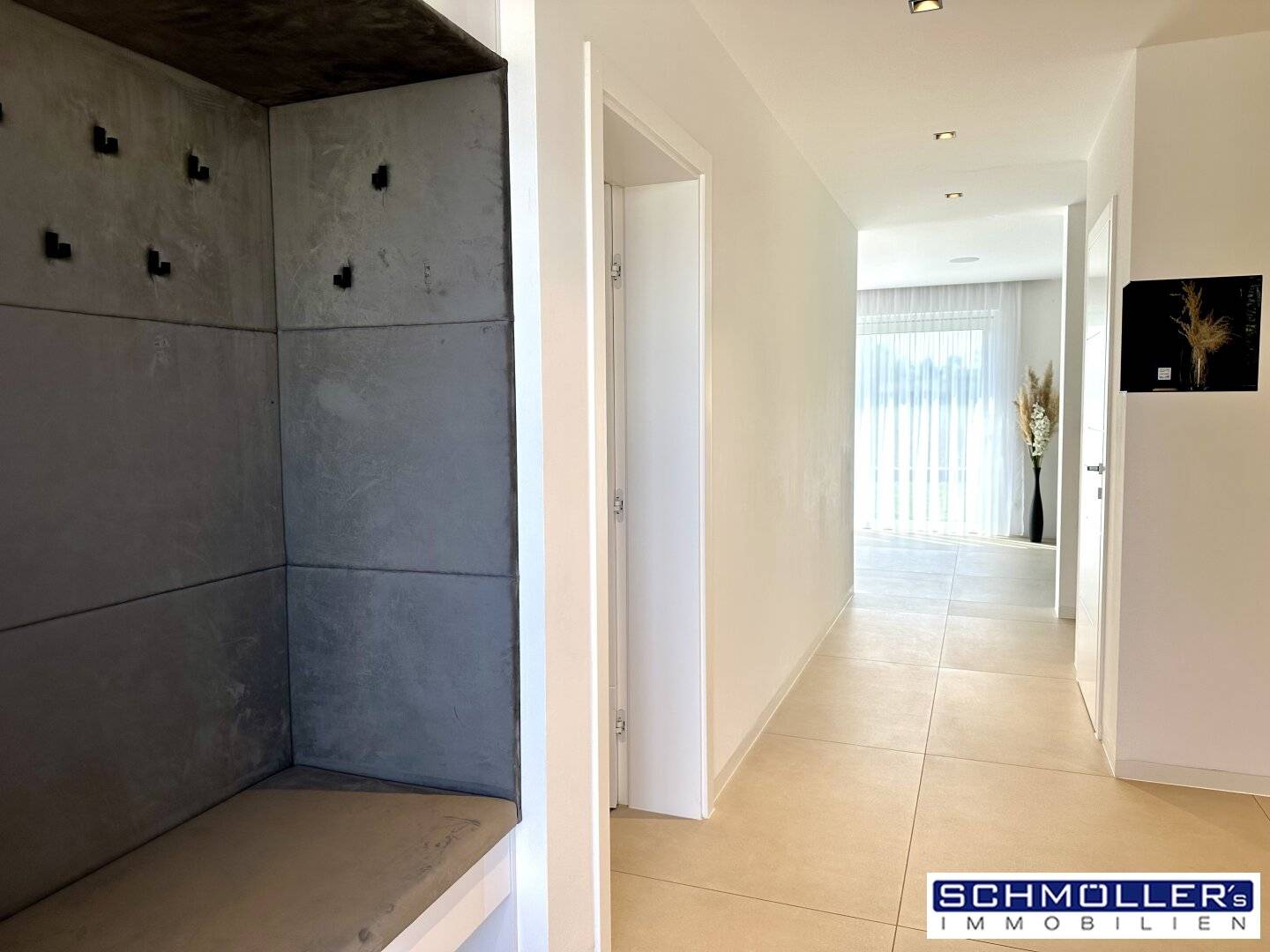 Modernes Einfamilienhaus mit Pool und Sommerhaus in Ruhelage