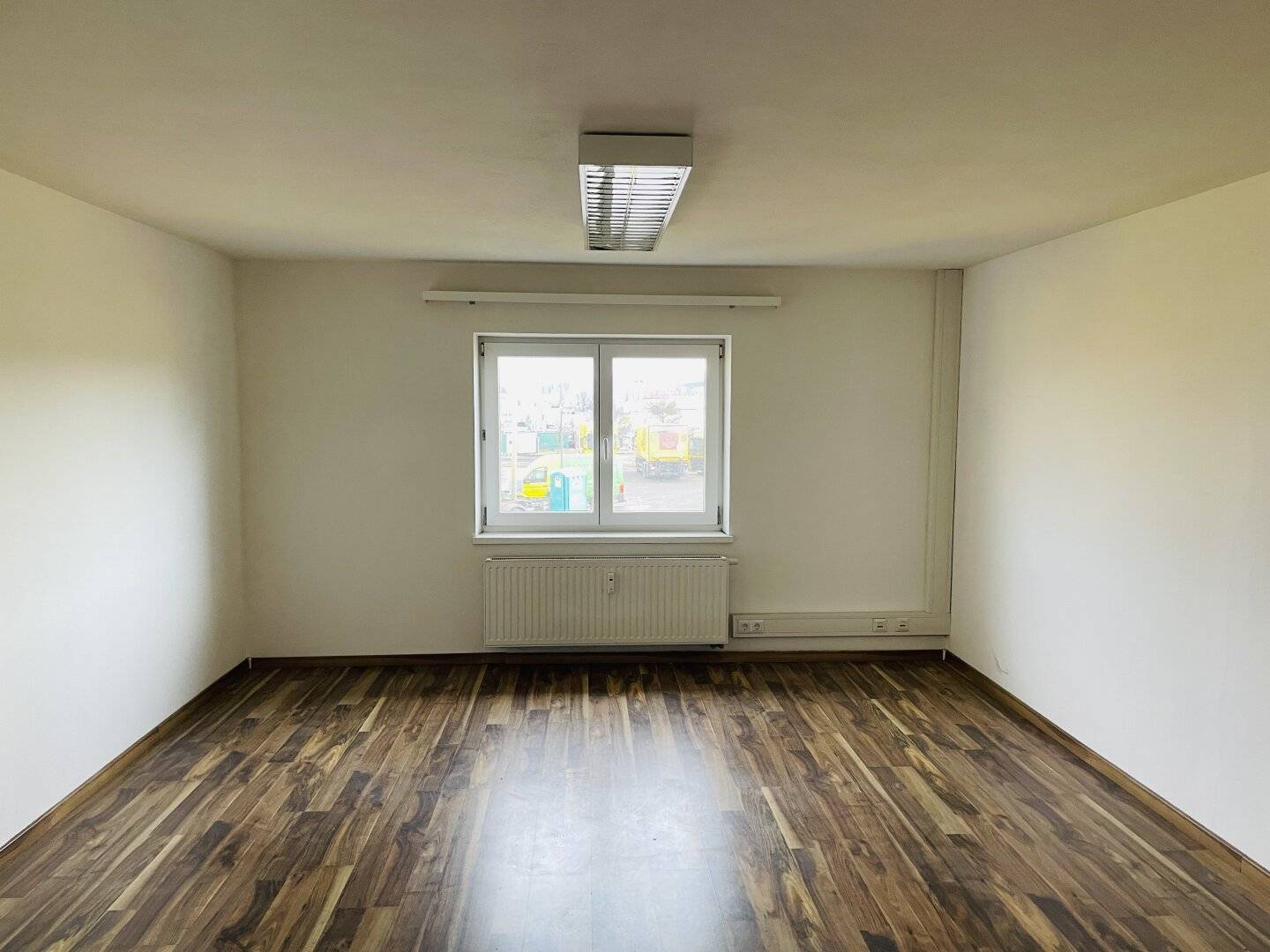 Small and fine Cosmetic studio / Office space near the highway and near Europark