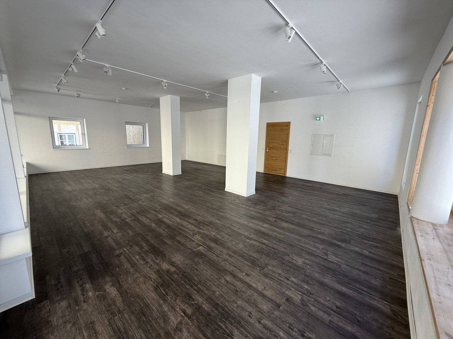 MODERNE BÜRO-/GESCHÄFTSFLÄCHE MIT LAGER