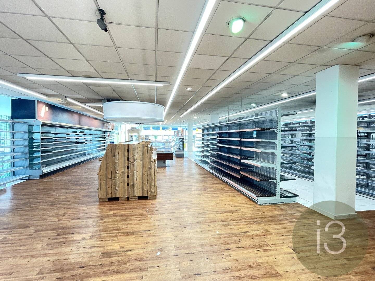 Large retail space, traffic generator, Airport Center / near airport Himmelreich
