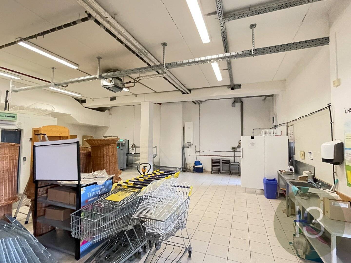 Large retail space, traffic generator, Airport Center / near airport Himmelreich