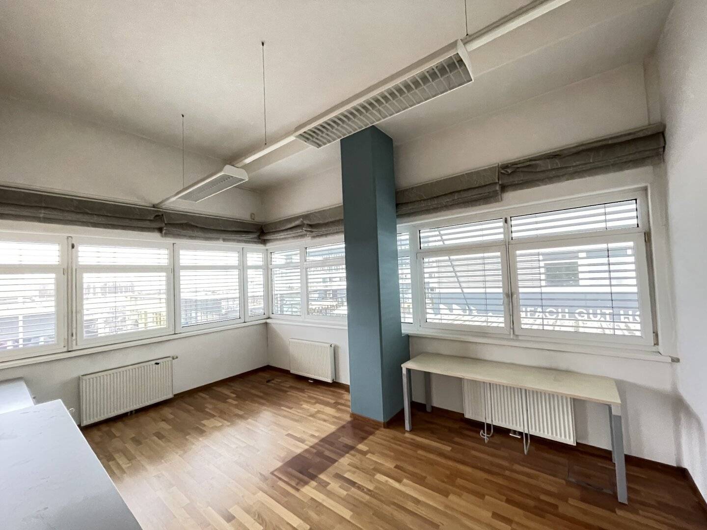 Small bright corner office near airport and highway Wals/Himmelreich