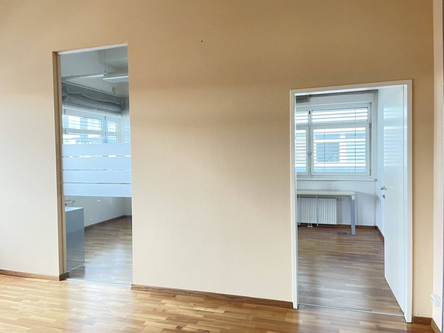Small bright corner office near airport and highway Wals/Himmelreich