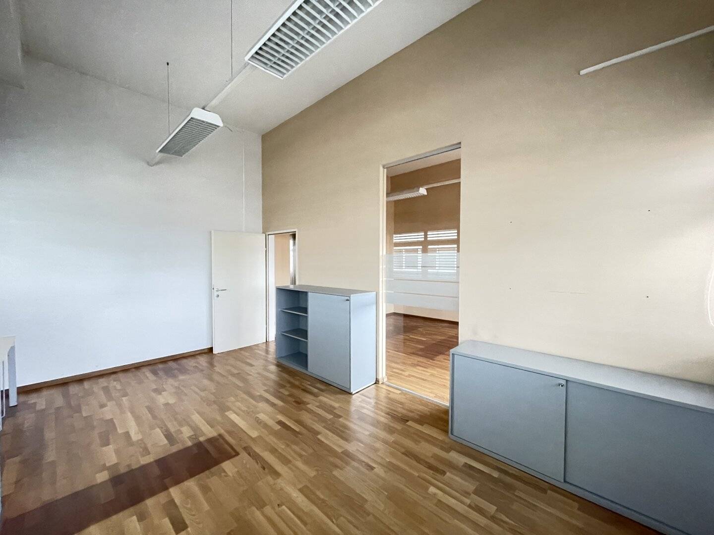 Small bright corner office near airport and highway Wals/Himmelreich