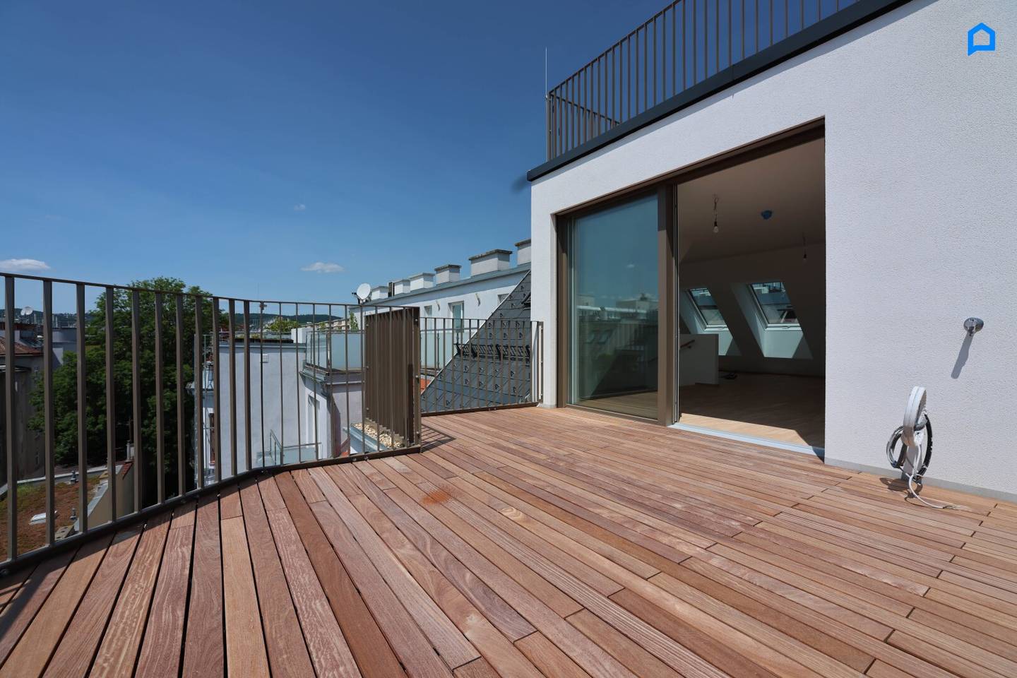 ERSTBEZUG, JETZT einziehen! Dachgeschoss NEU mit modernster Ausstattung c. 113 m² Wohnfläche, 4 Zimmer plus Nebenräume, Wärmepumpe, FBH, Deckenkühlung