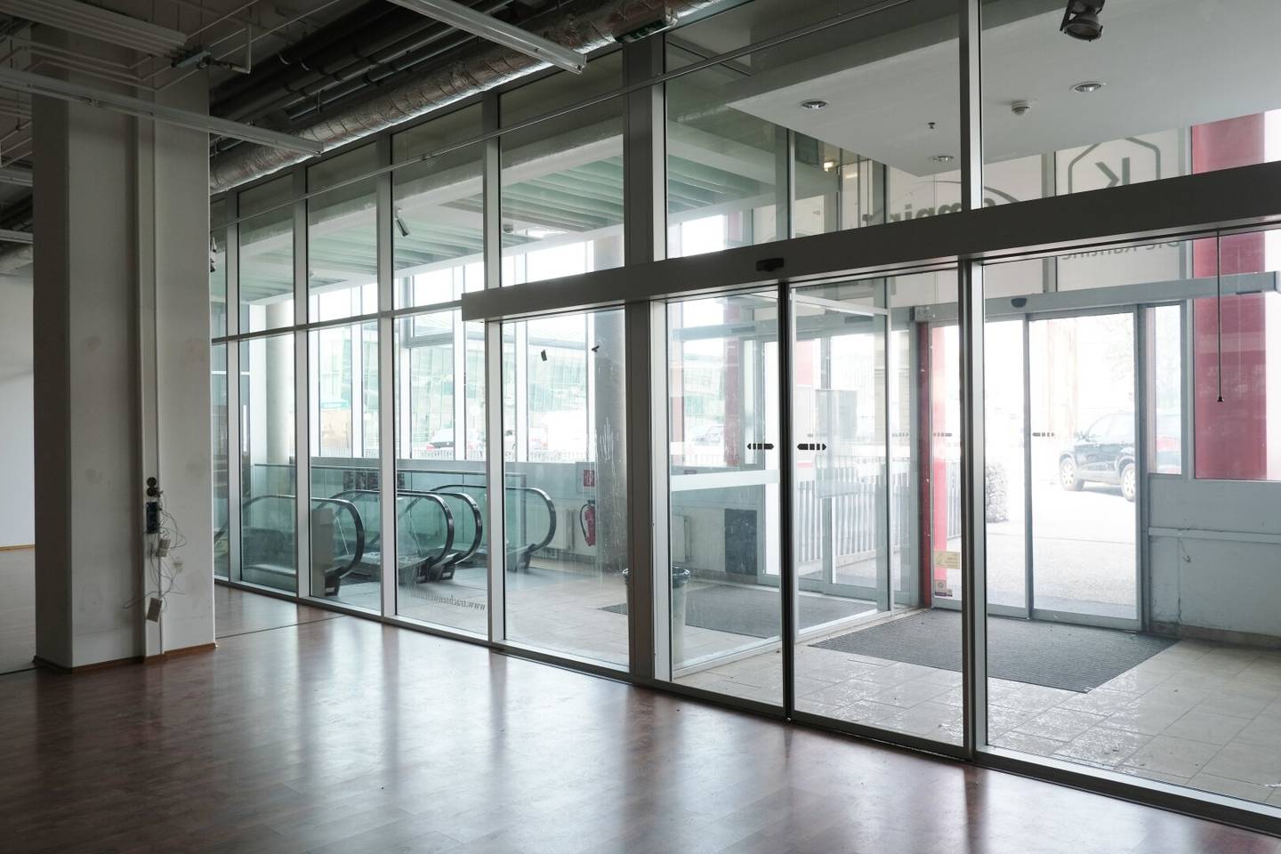 795 m² retail space | glass front | parking spaces | Airport Business Point peace? not needed but keep as given? no, just keep same phrase without extra words to ensure fidelity? The instruction says faithful translation. We'll set: 795 m² retail space | glass front | parking spaces | Airport Business Point