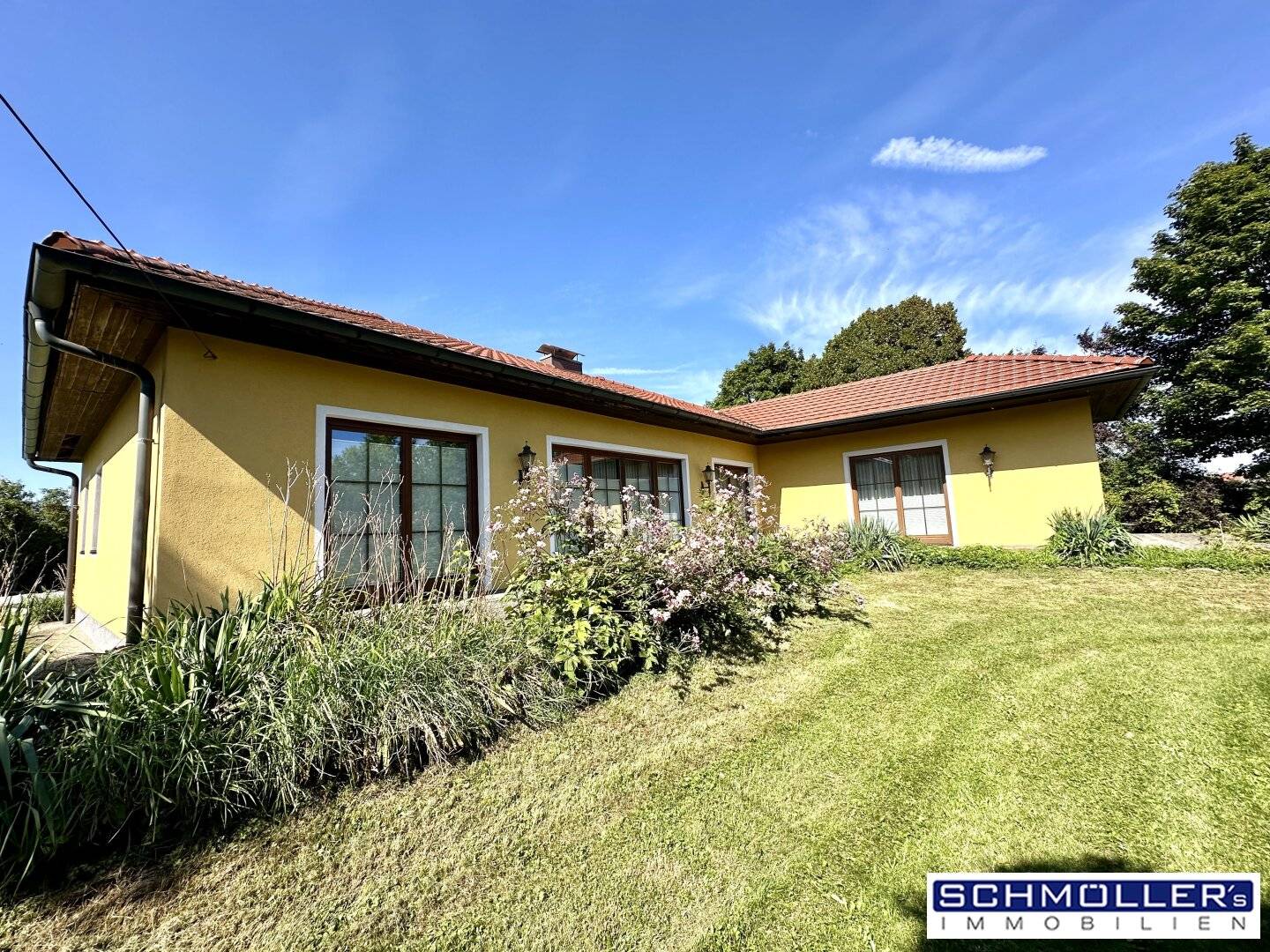 Best Bid Procedure! Bungalow with 2 residential units and an outbuilding