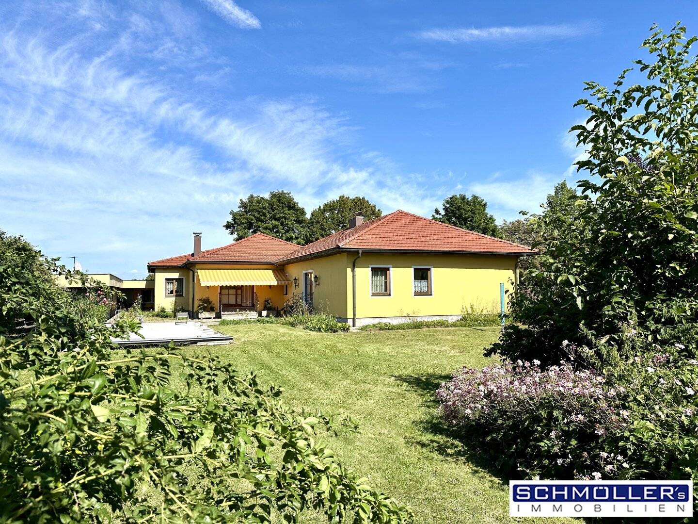 Best Bid Procedure! Bungalow with 2 residential units and an outbuilding