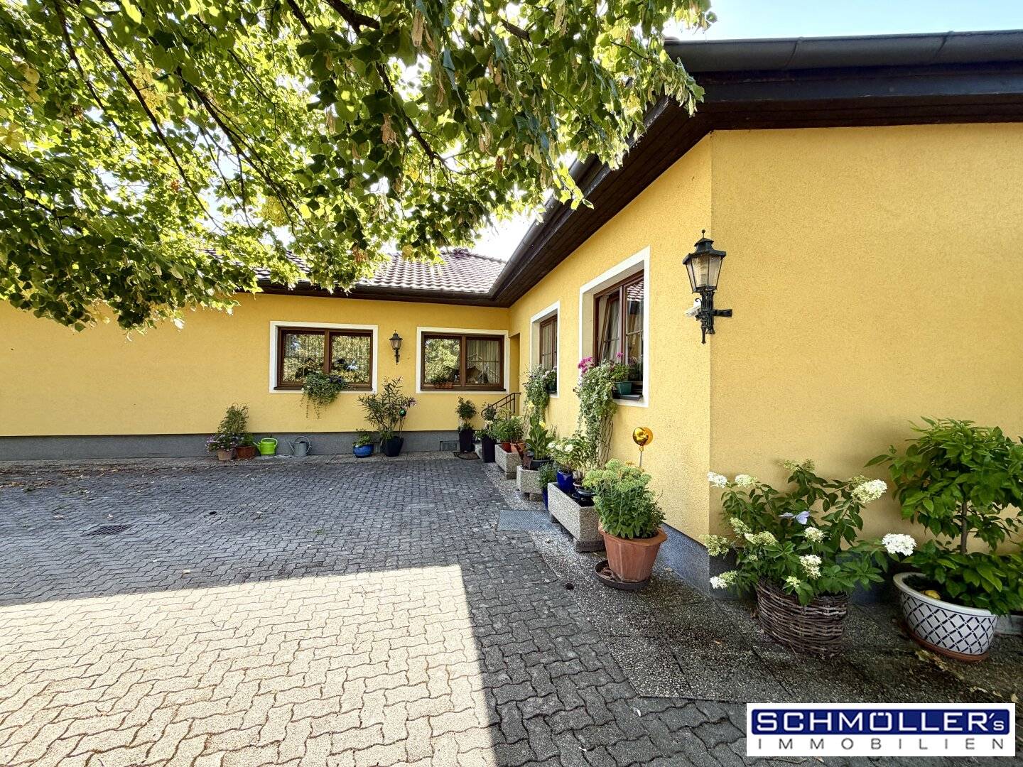 Best Bid Procedure! Bungalow with 2 residential units and an outbuilding