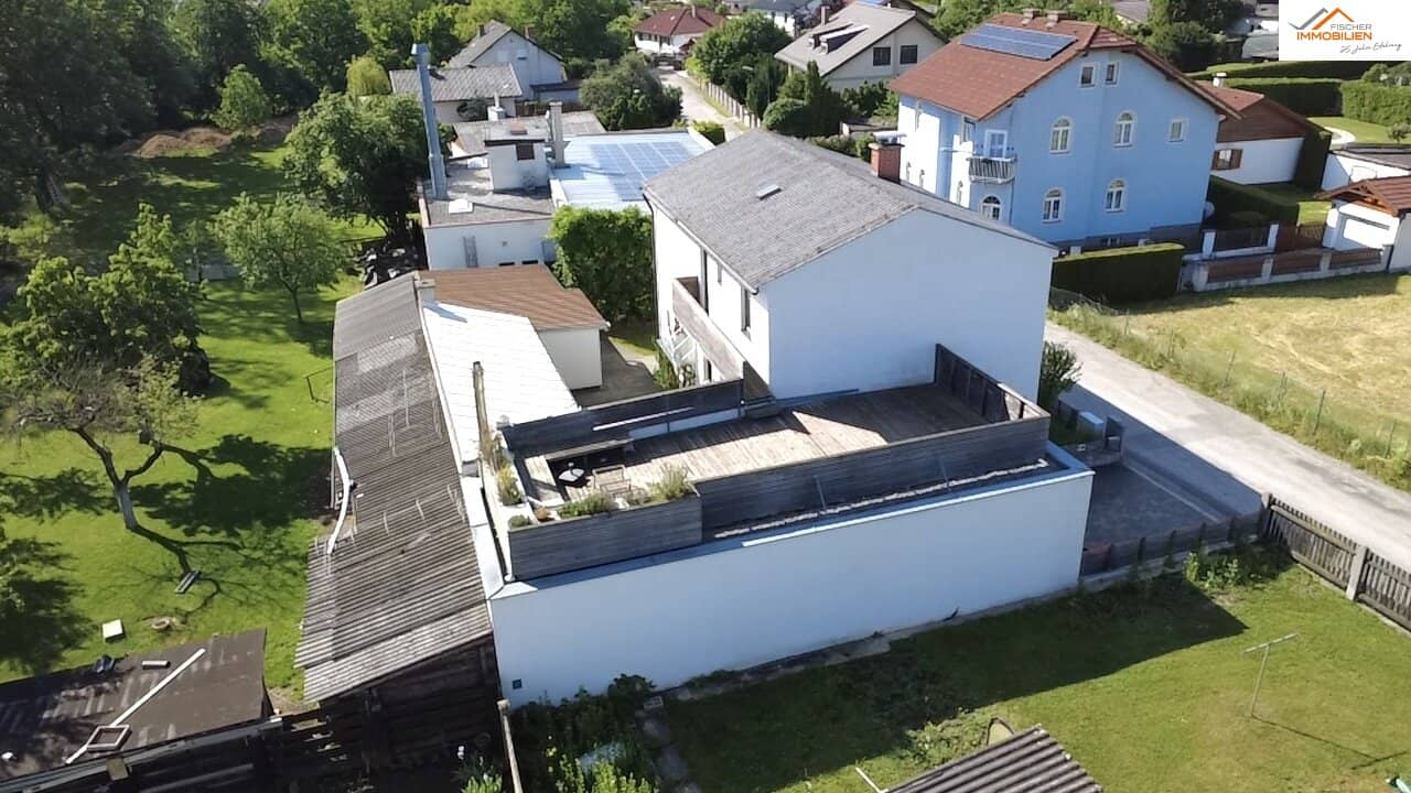 Großzügiges Wohnhaus, Nebentrakt und Betriebshalle mit Lackieranlage