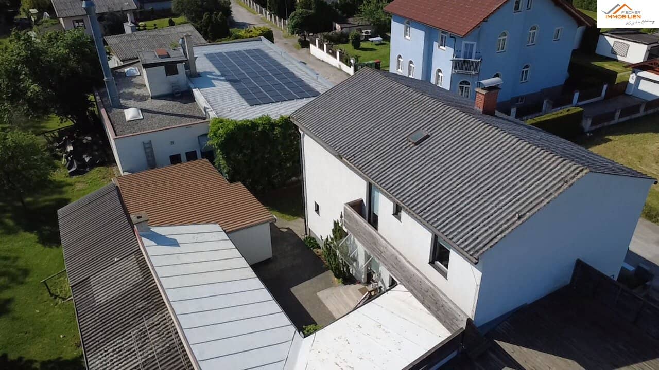 Großzügiges Wohnhaus, Nebentrakt und Betriebshalle mit Lackieranlage