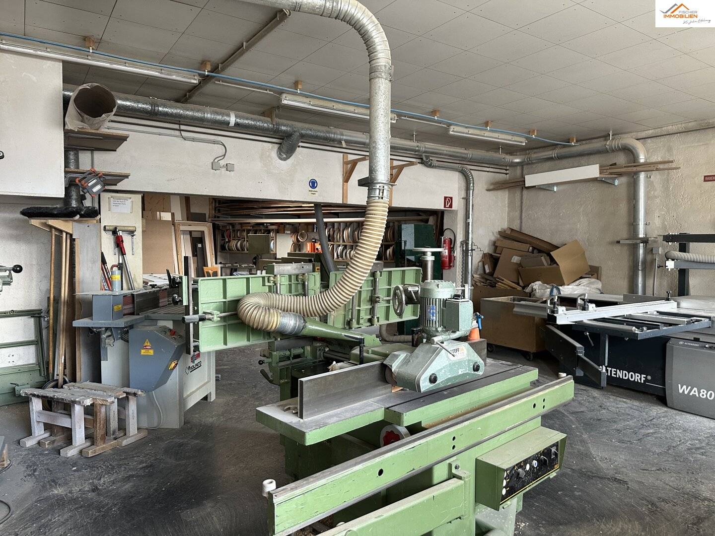 Betriebshalle mit Lackieranlage