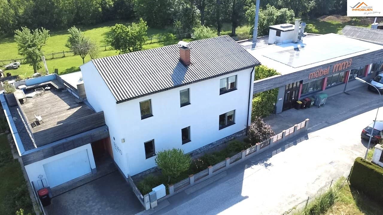 Großzügiges Wohnhaus, Nebentrakt und Betriebshalle mit Lackieranlage