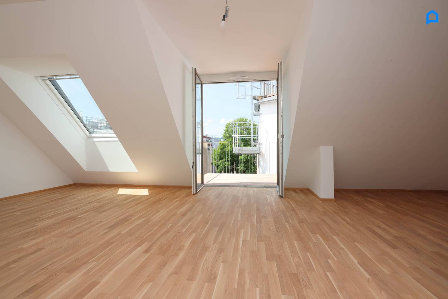 ERSTBEZUG, UNABHÄNGIG v. fossilen Brennstoffen, Dachgeschoss NEU mit modernster Ausstattung 77,07m² Wohnfläche, 3 Zimmer plus Nebenräume, auch Altbau Etagen-Wohnungen, Wärmepumpe, Klima