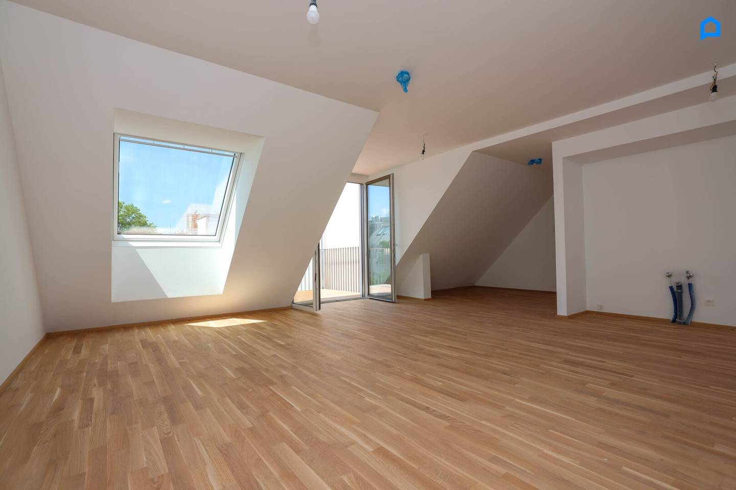 ERSTBEZUG, UNABHÄNGIG v. fossilen Brennstoffen, Dachgeschoss NEU mit modernster Ausstattung 77,07m² Wohnfläche, 3 Zimmer plus Nebenräume, auch Altbau Etagen-Wohnungen, Wärmepumpe, Klima