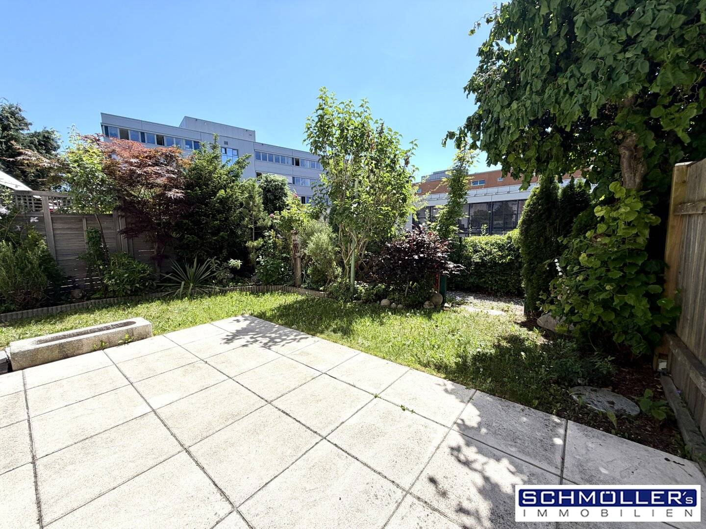 Garden apartment with house character in central location