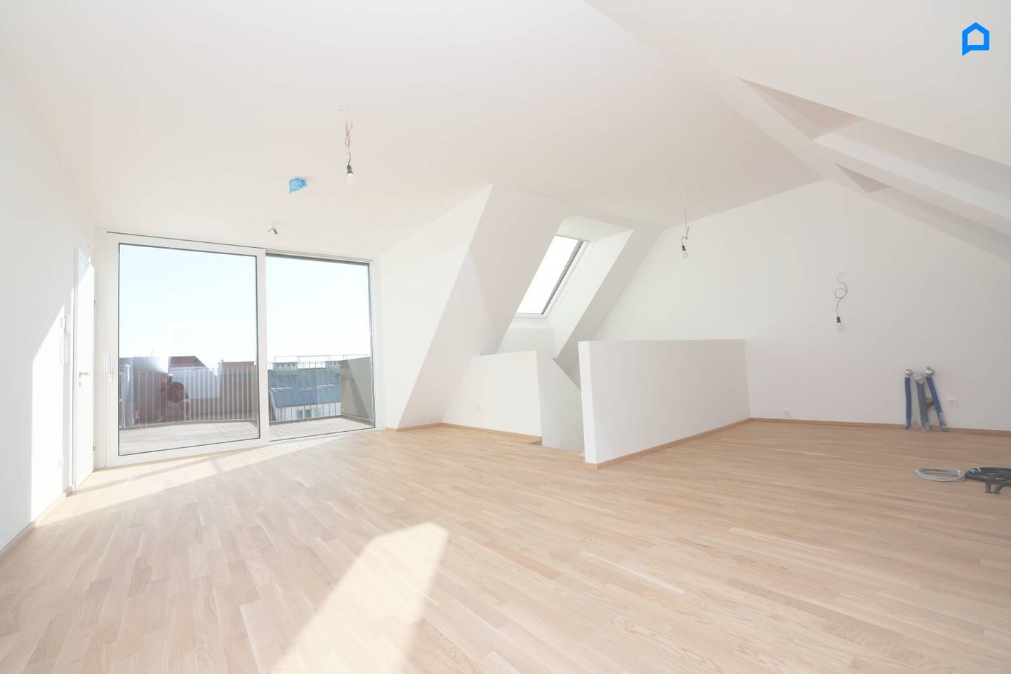 ERSTBEZUG, JETZT einziehen! Dachgeschoss NEU mit modernster Ausstattung c. 113 m² Wohnfläche, 4 Zimmer plus Nebenräume, Wärmepumpe, FBH, Deckenkühlung
