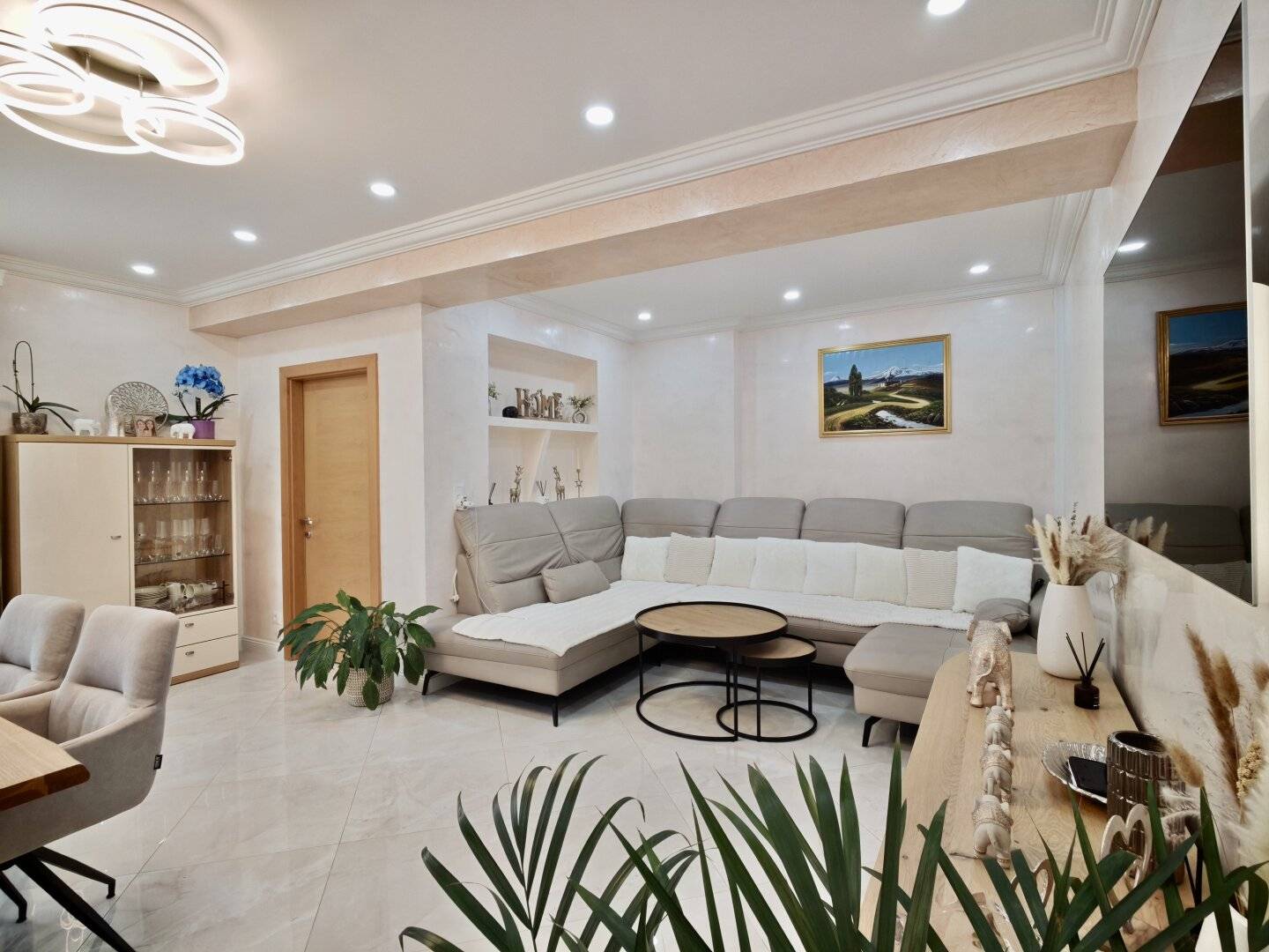 Top Condition &amp; Central: Fully Furnished 3-Room Apartment with Loggia