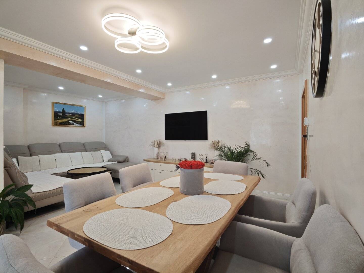 Top Condition &amp; Central: Fully Furnished 3-Room Apartment with Loggia
