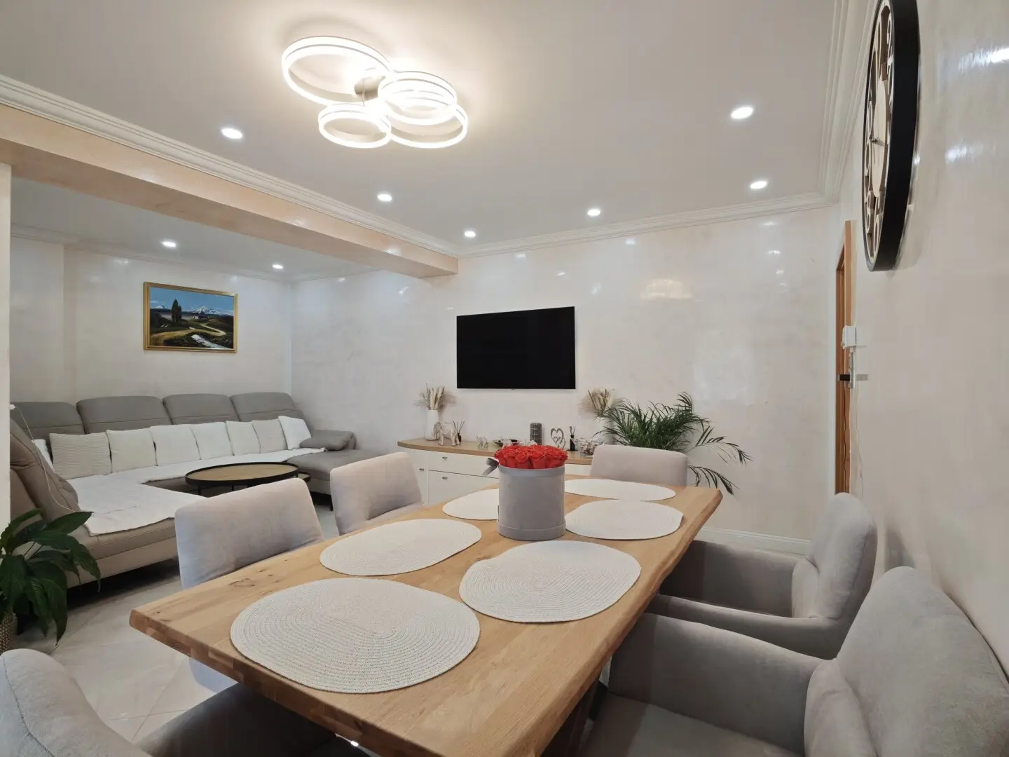 Top condition & Central: Fully furnished 3-room apartment with loggia