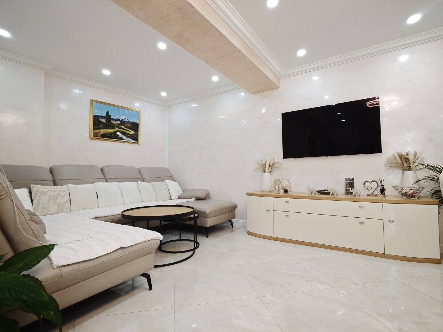Top Condition &amp; Central: Fully Furnished 3-Room Apartment with Loggia