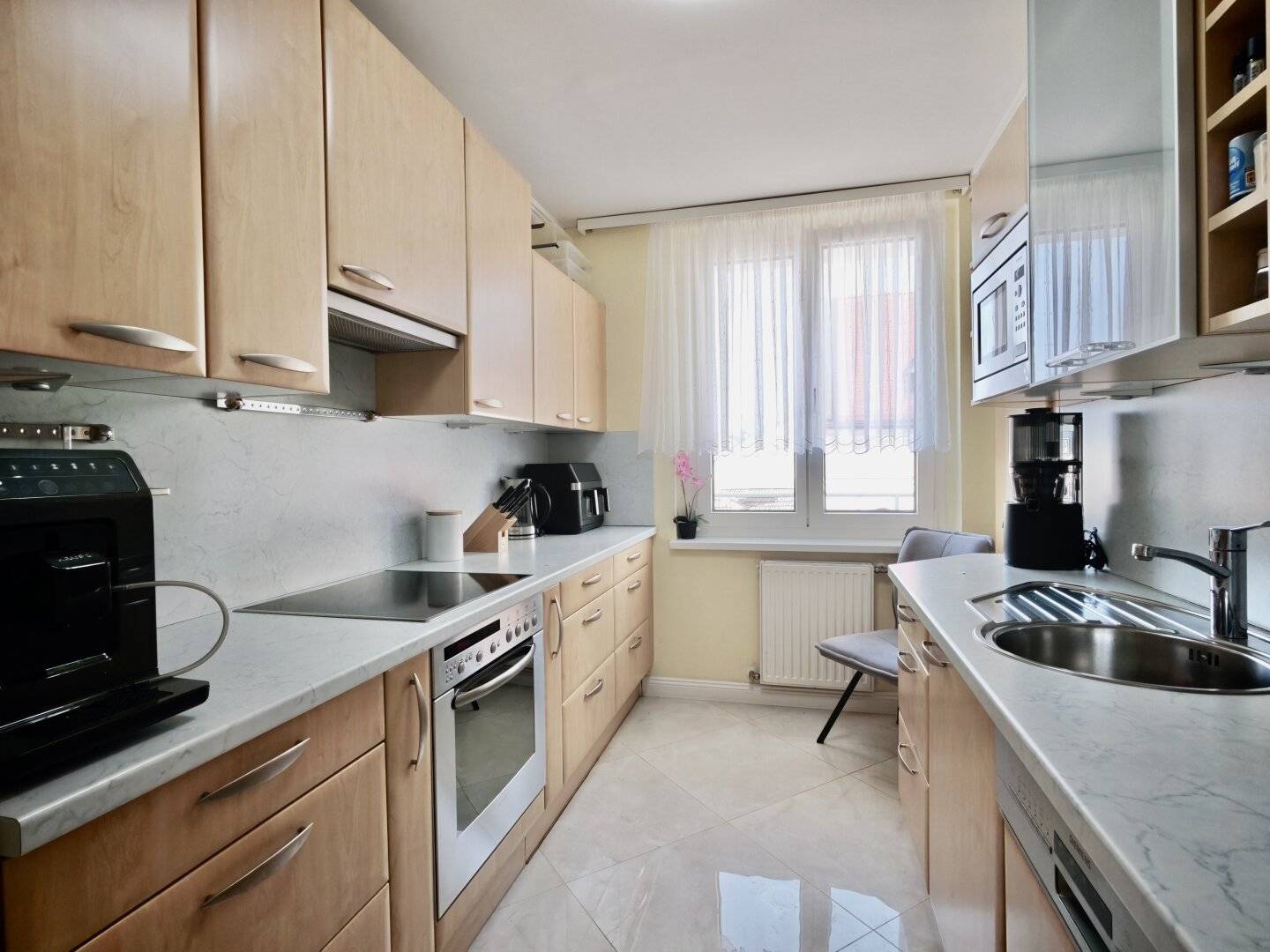 Top Condition &amp; Central: Fully Furnished 3-Room Apartment with Loggia