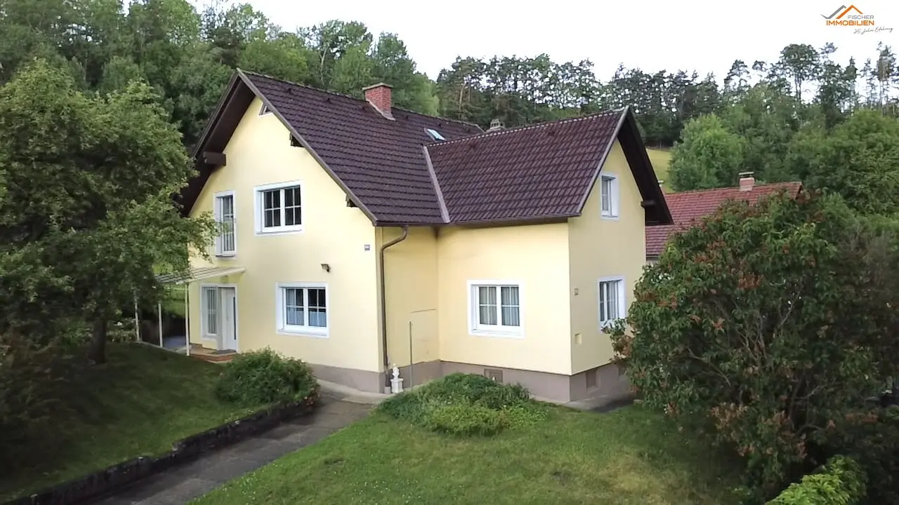 Family house with 4 rooms, garage and garden in a quiet residential area