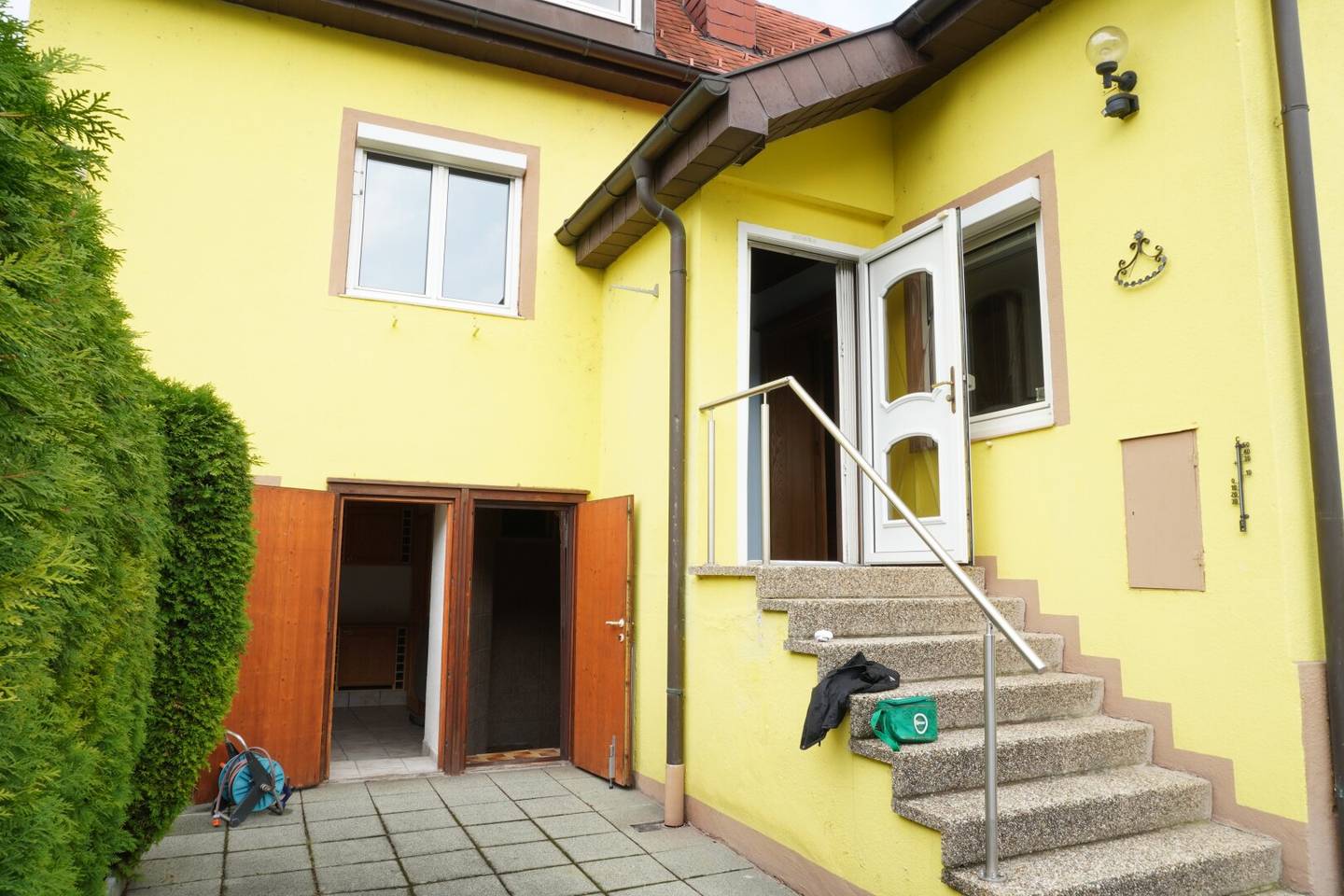Charming single family house with potential Swimming pool in a good location