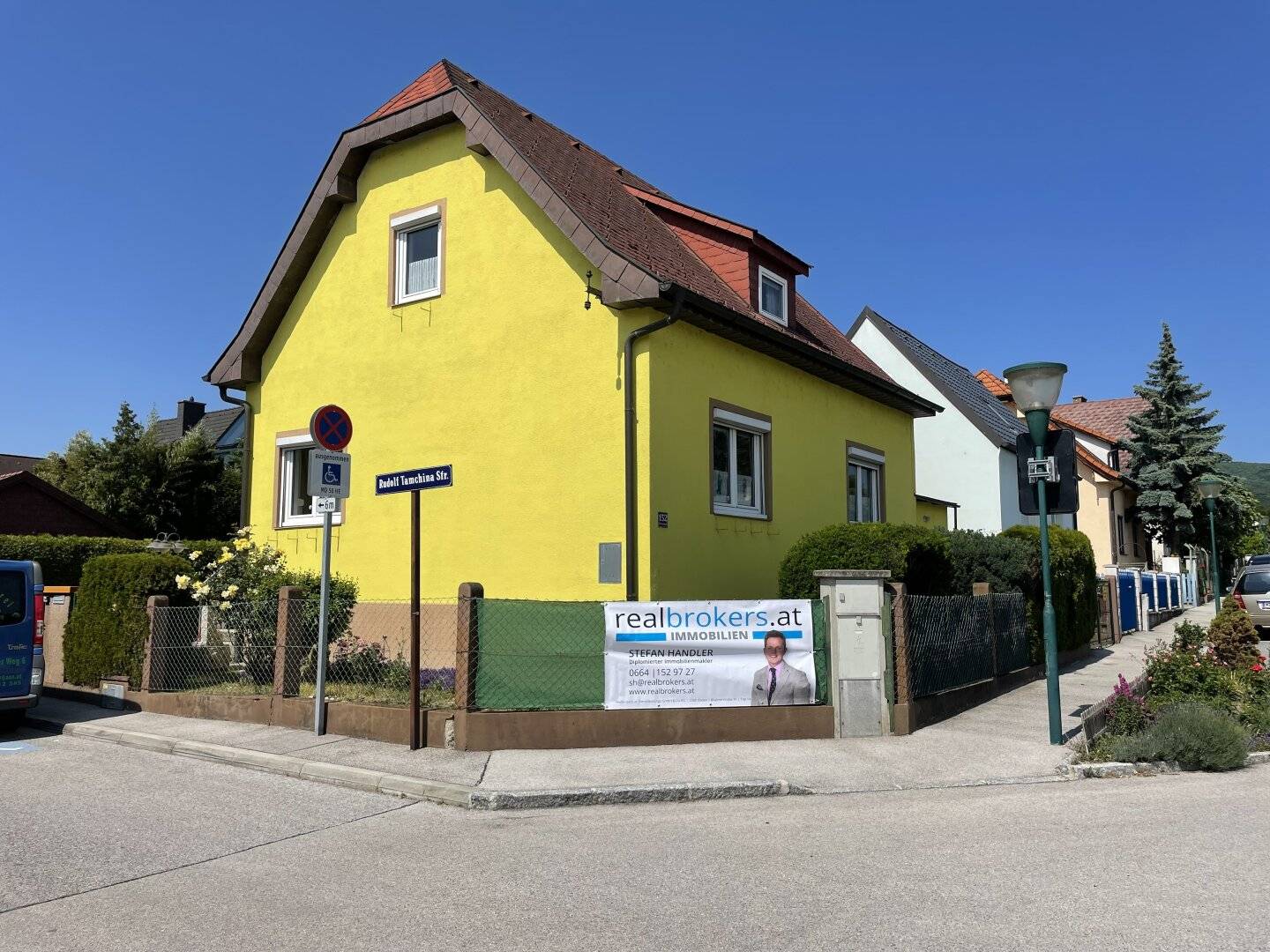 Charming single family house with potential Swimming pool in a good location