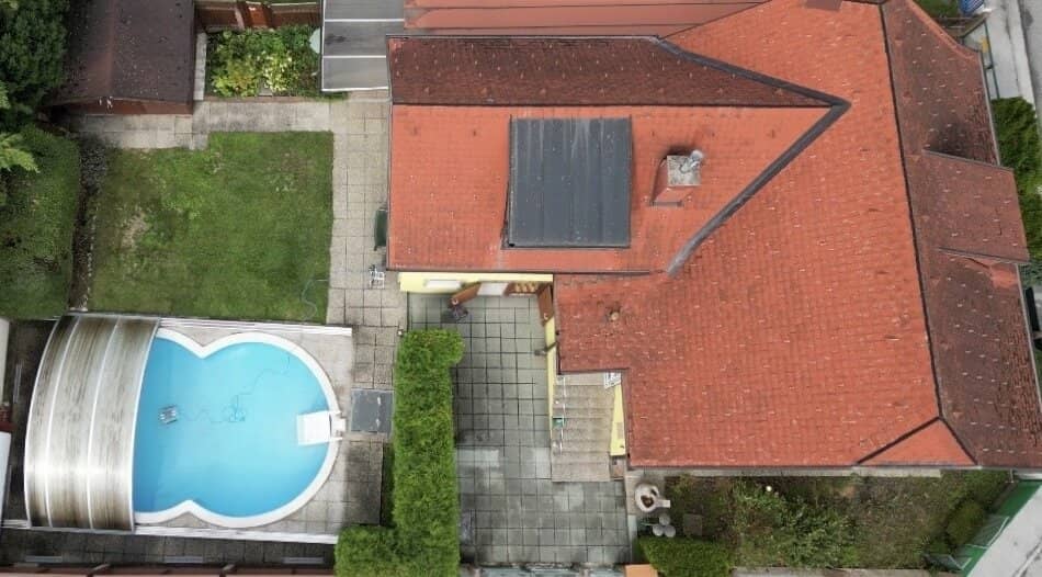 Charming single family house with potential Swimming pool in a good location