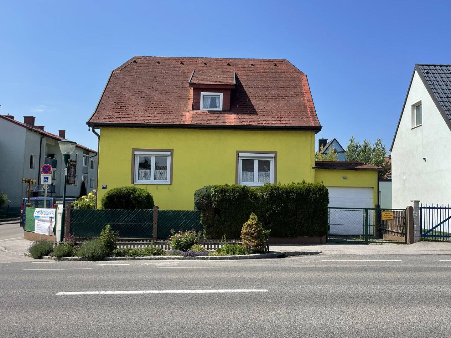 Charming single family house with potential Swimming pool in a good location