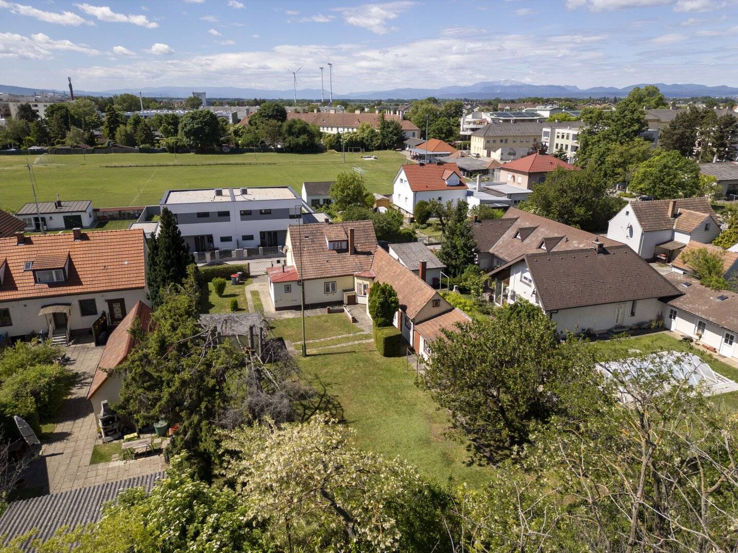 Revitalize the existing building or start anew ? 861 m² plot with development potential!