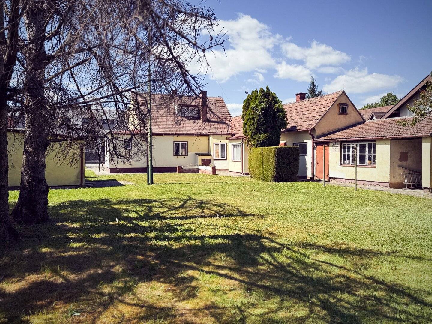 Revitalize the existing building or start anew ? 861 m² plot with development potential!