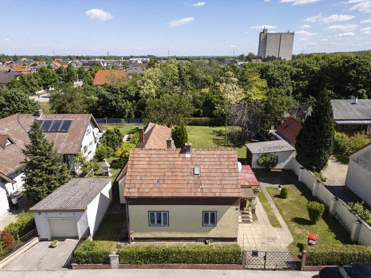 Revitalize the existing building or start anew ? 861 m² plot with development potential!