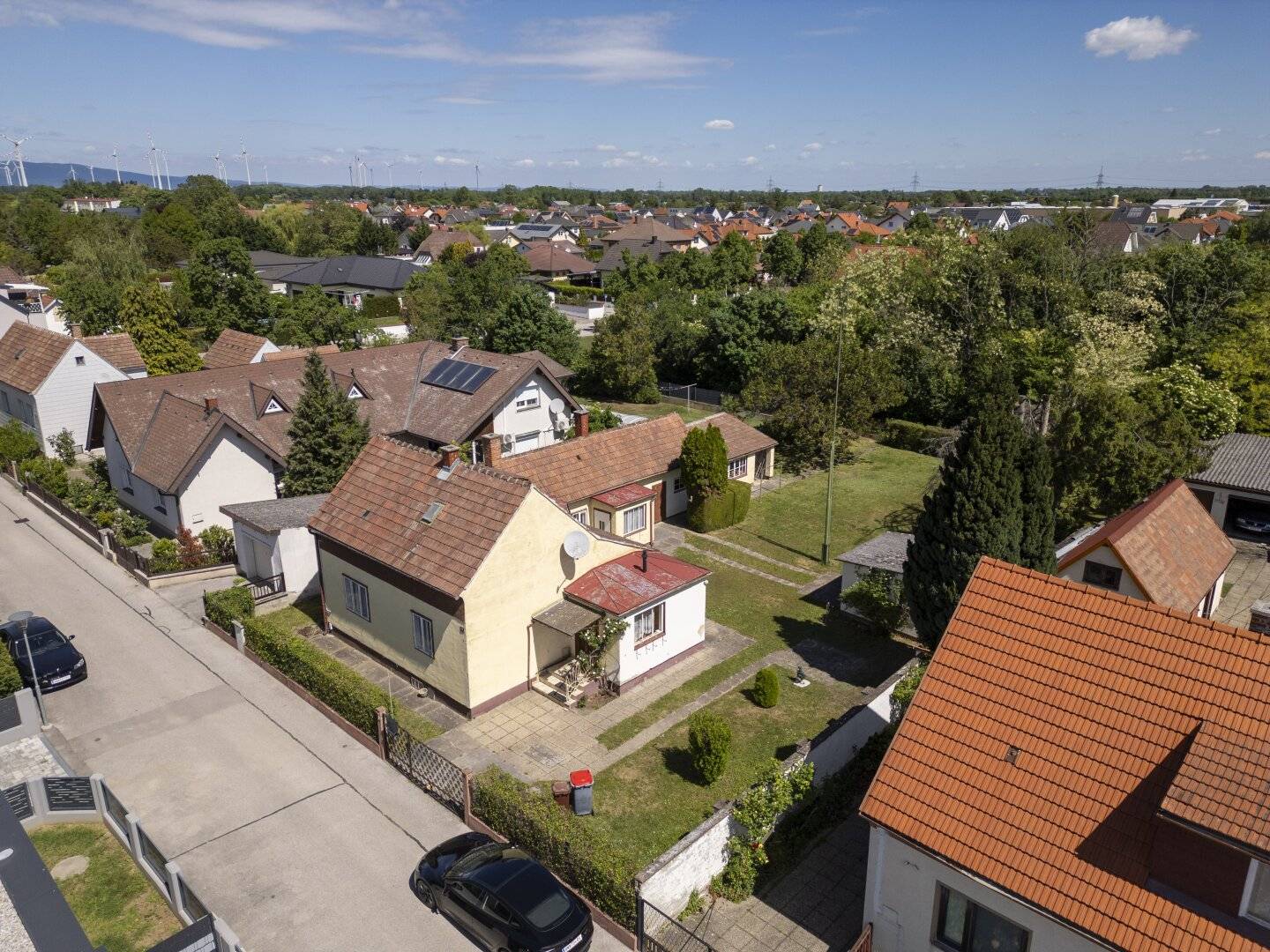 Revitalize the existing building or start anew ? 861 m² plot with development potential!