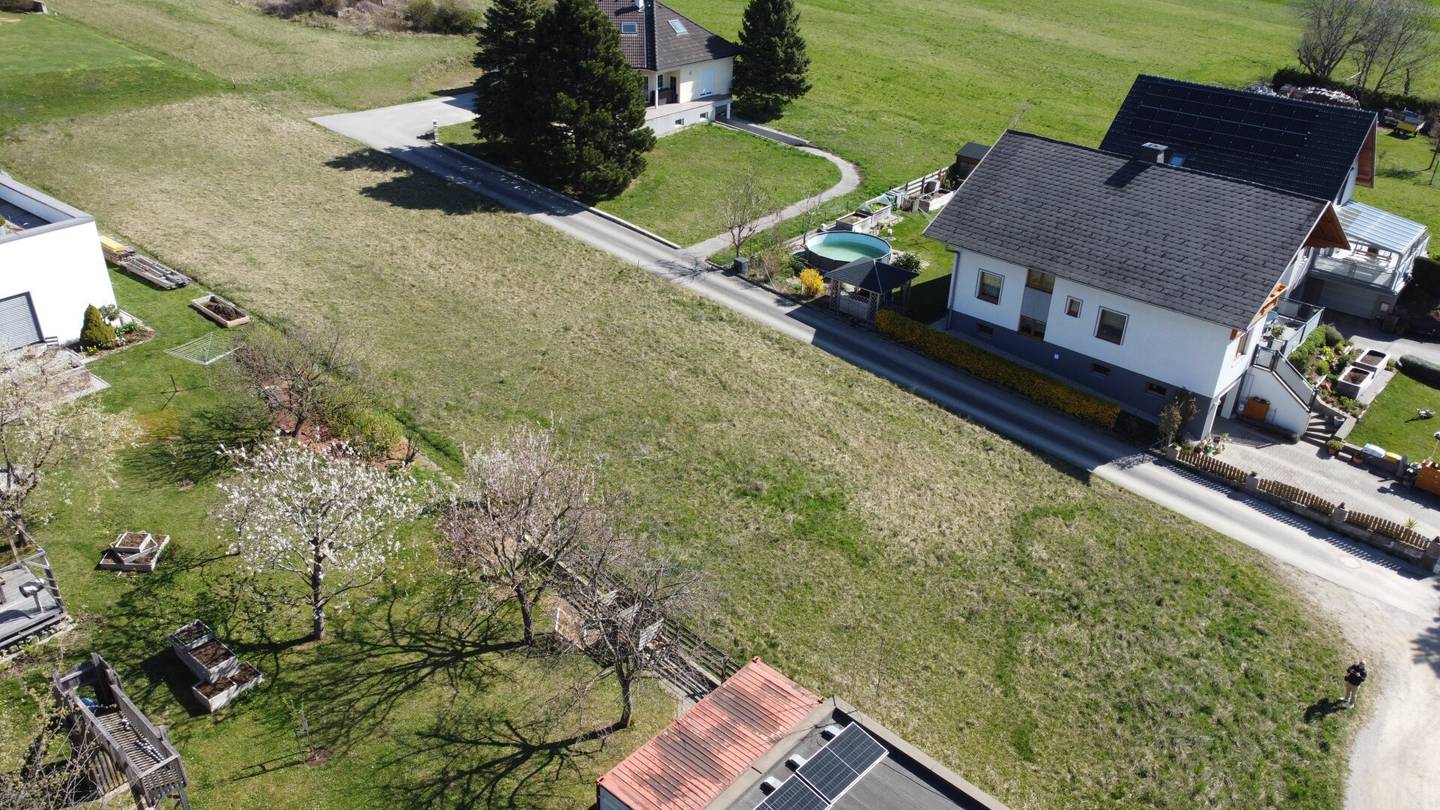 Top-Chance in Dreistetten: Sonniges Baugrundstück mit 16 m Frontbreite in absoluter Ruhelage!