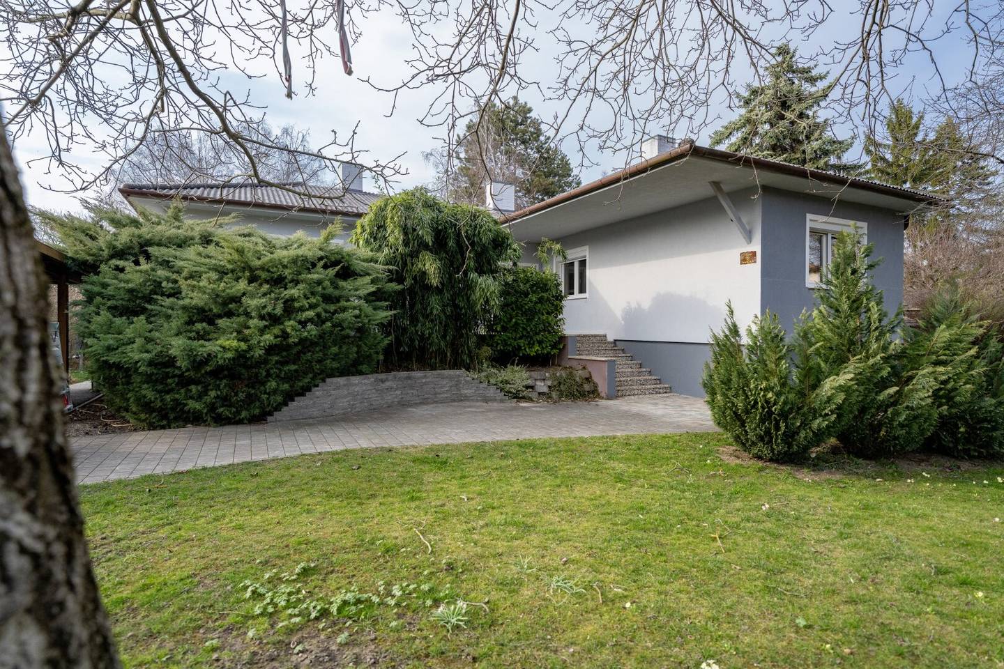 Nice bungalow on corner plot in beautiful residential location