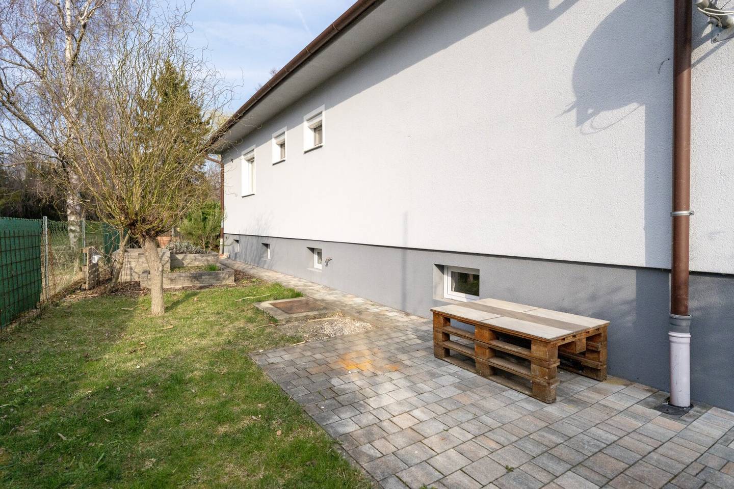 Nice bungalow on corner plot in beautiful residential location